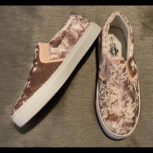 NWOT-Charles Albert Women Crushed Velvet Slip-On’s